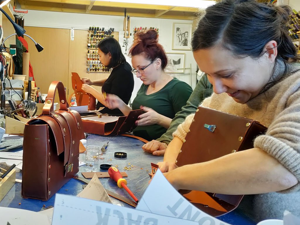 MAKE A STITCHLESS LEATHER BAG – GROUP CLASS