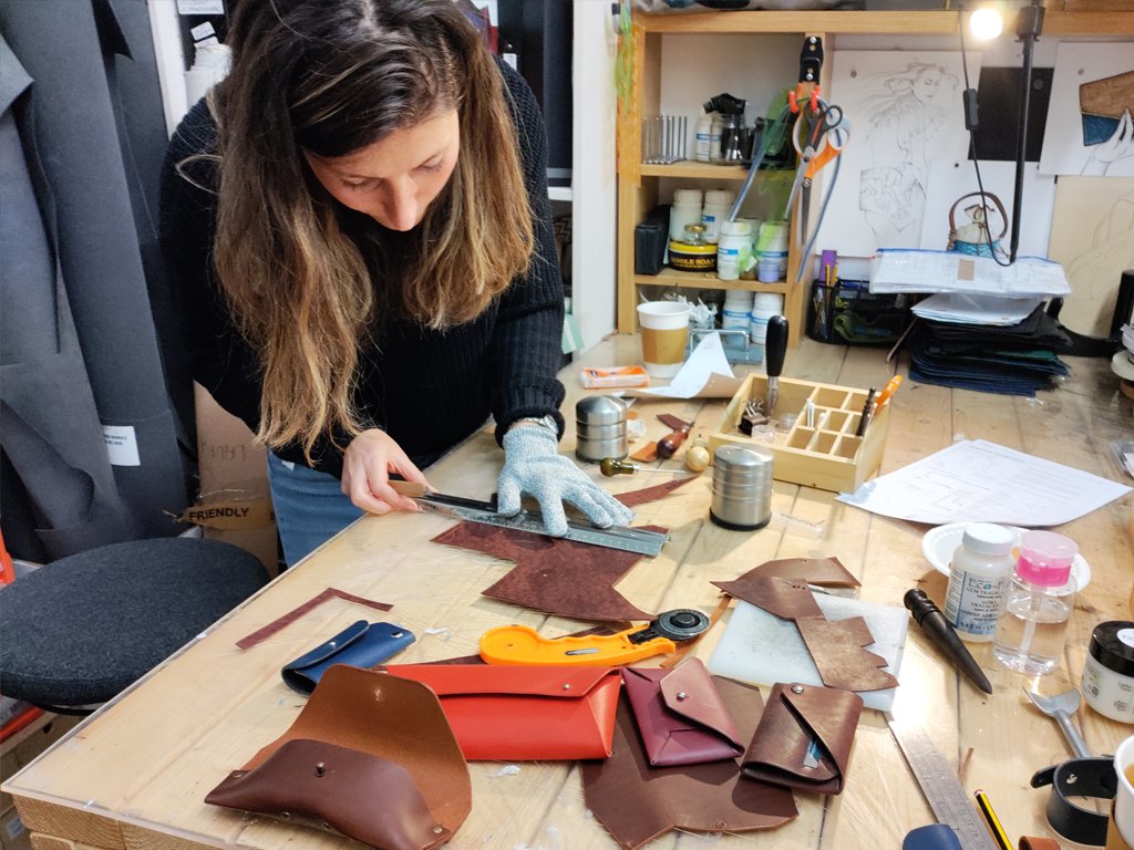 INTRODUCTION TO LEATHER CRAFT: MAKE YOUR OWN SMALL LEATHER ITEMS