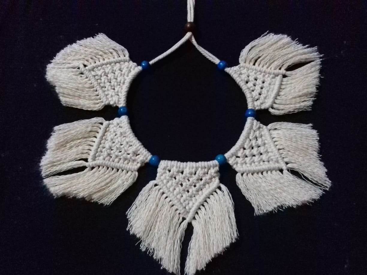LEARN TO MAKE A MACRAME NECKLACE.