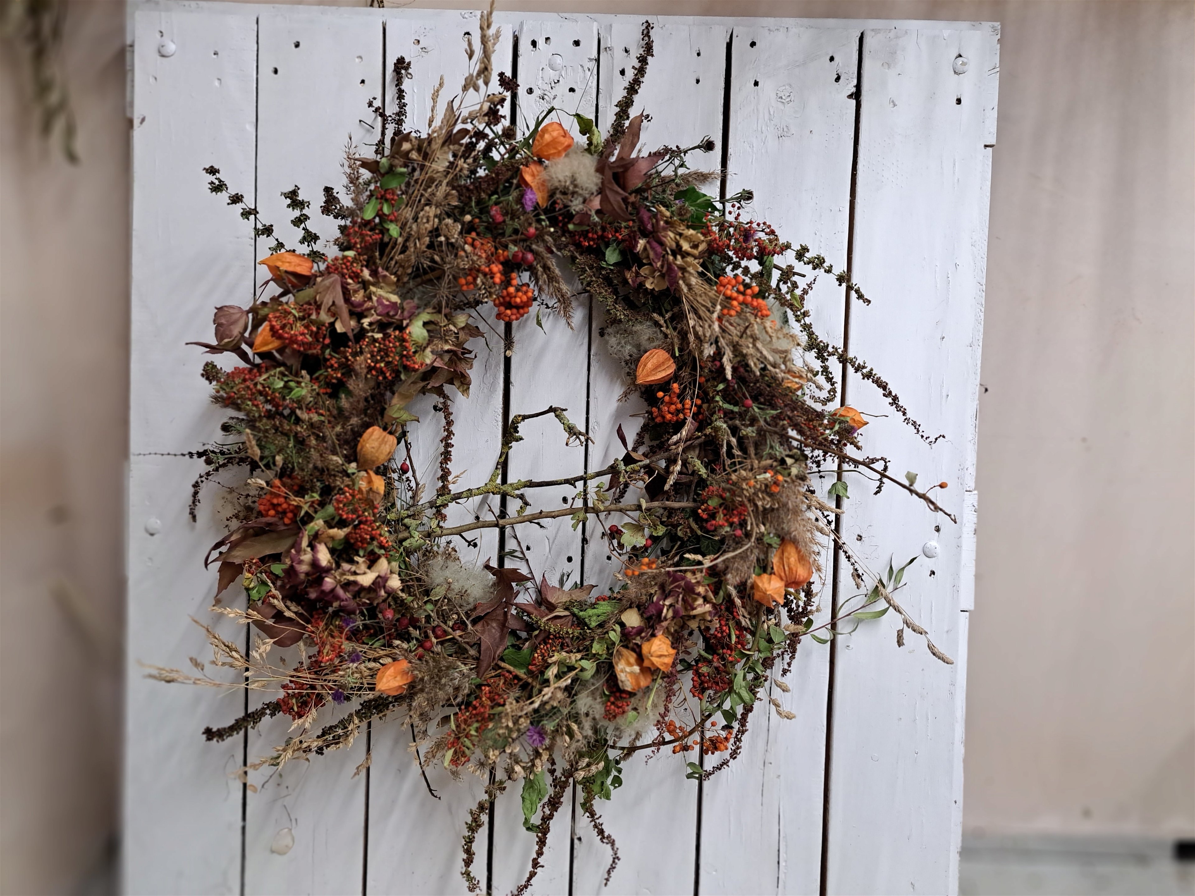 WREATH MAKING WORKSHOPS 
Choice of Dried, Artificial or Fresh Flowers 
Private group Seasonal Wreath Making Workshops  for hen parties, corporate days, birthday celebrations, Christmas and other occasions.