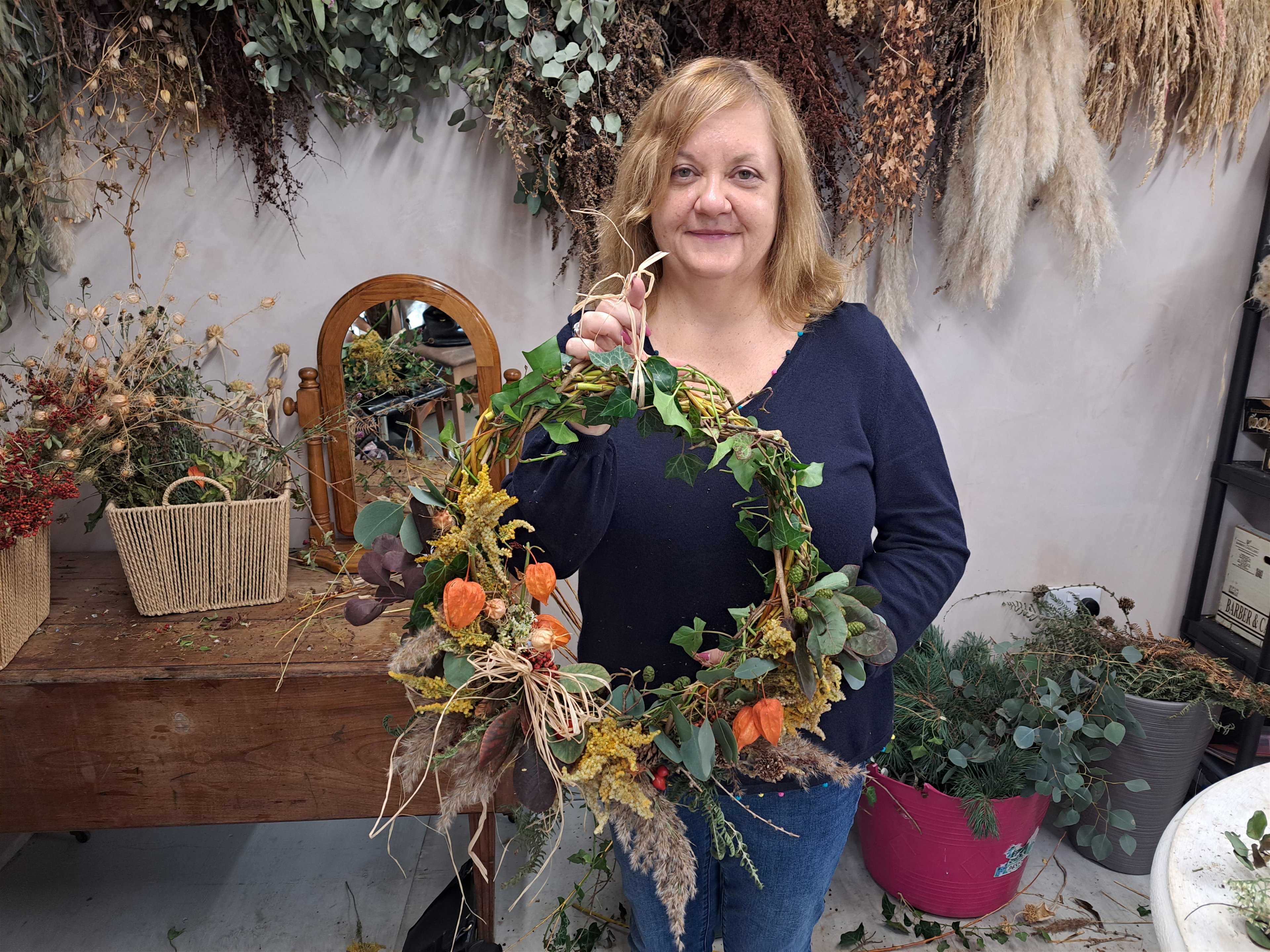 WREATH MAKING WORKSHOPS 
Choice of Dried, Artificial or Fresh Flowers 
Private group Seasonal Wreath Making Workshops  for hen parties, corporate days, birthday celebrations, Christmas and other occasions.