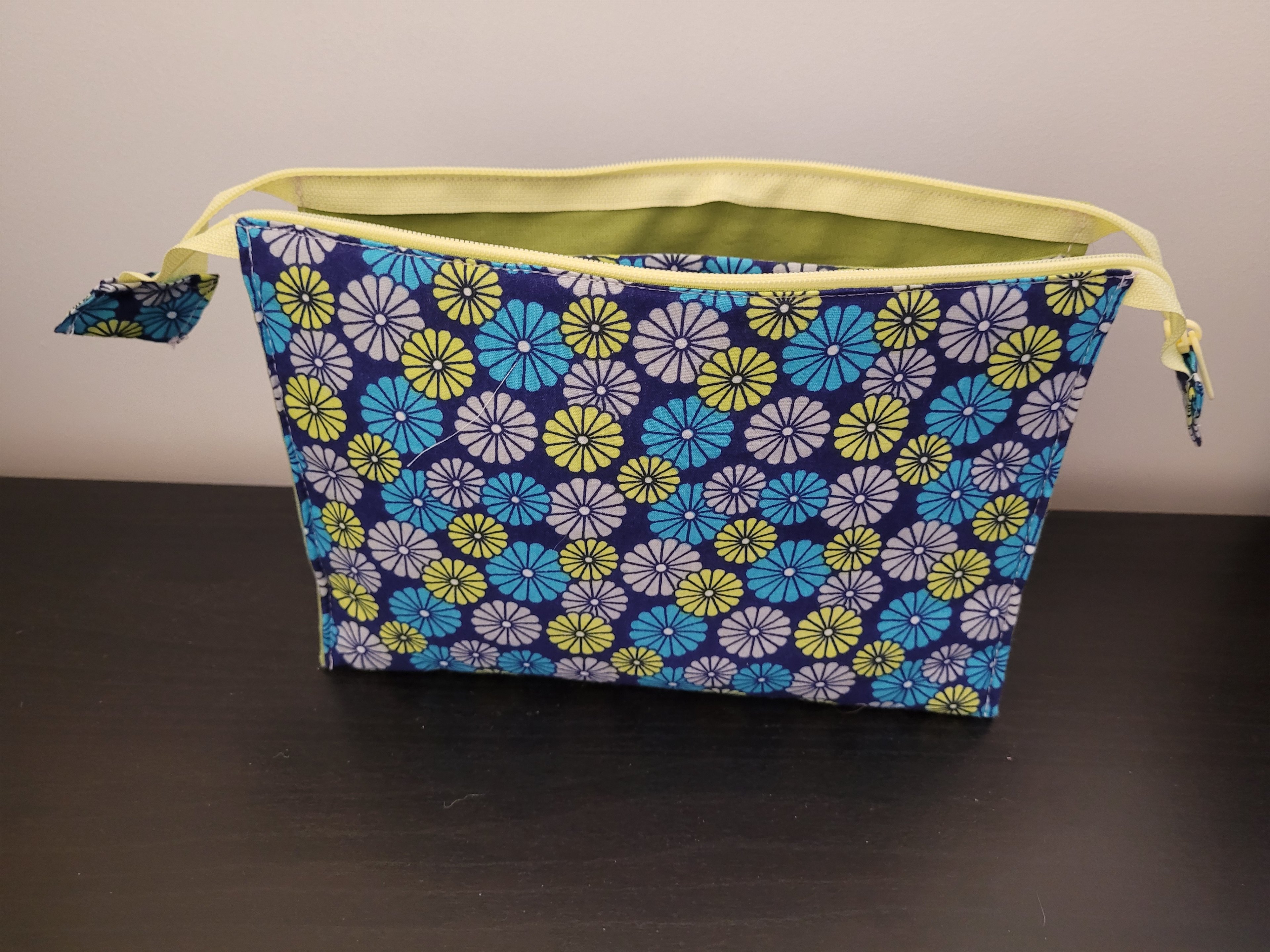 Sew A Zipped Pouch with Centre Pocket